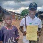 Côte d’Ivoire / Éducation : À Tiassalé, le jeune Sidney, amputé des deux bras, plaide pour des prothèses afin de poursuivre sa scolarité