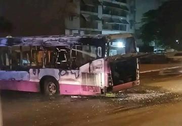 Côte d’Ivoire / Sécurité : Des violences éclatent à Yopougon, un bus incendié et une voiture de police attaquée