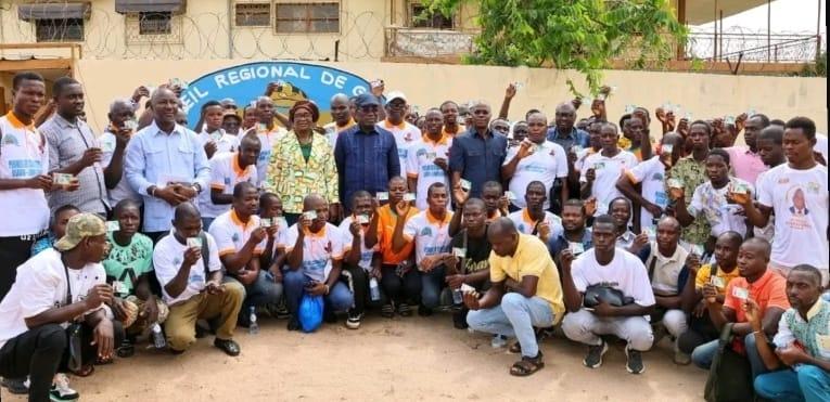 photo-famille-gbeke-le-conseil-regional-accelere-linsertion-des-jeunes-avec-100-nouveaux-permis-de-conduire